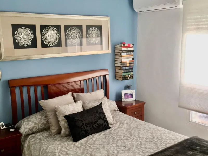 If you're looking for space, natural light, and a great location, this property is for you. It is a 92 m² triplex with a very comfortable layout and a 40 m² solarium terrace that is essentially an additional outdoor living room.