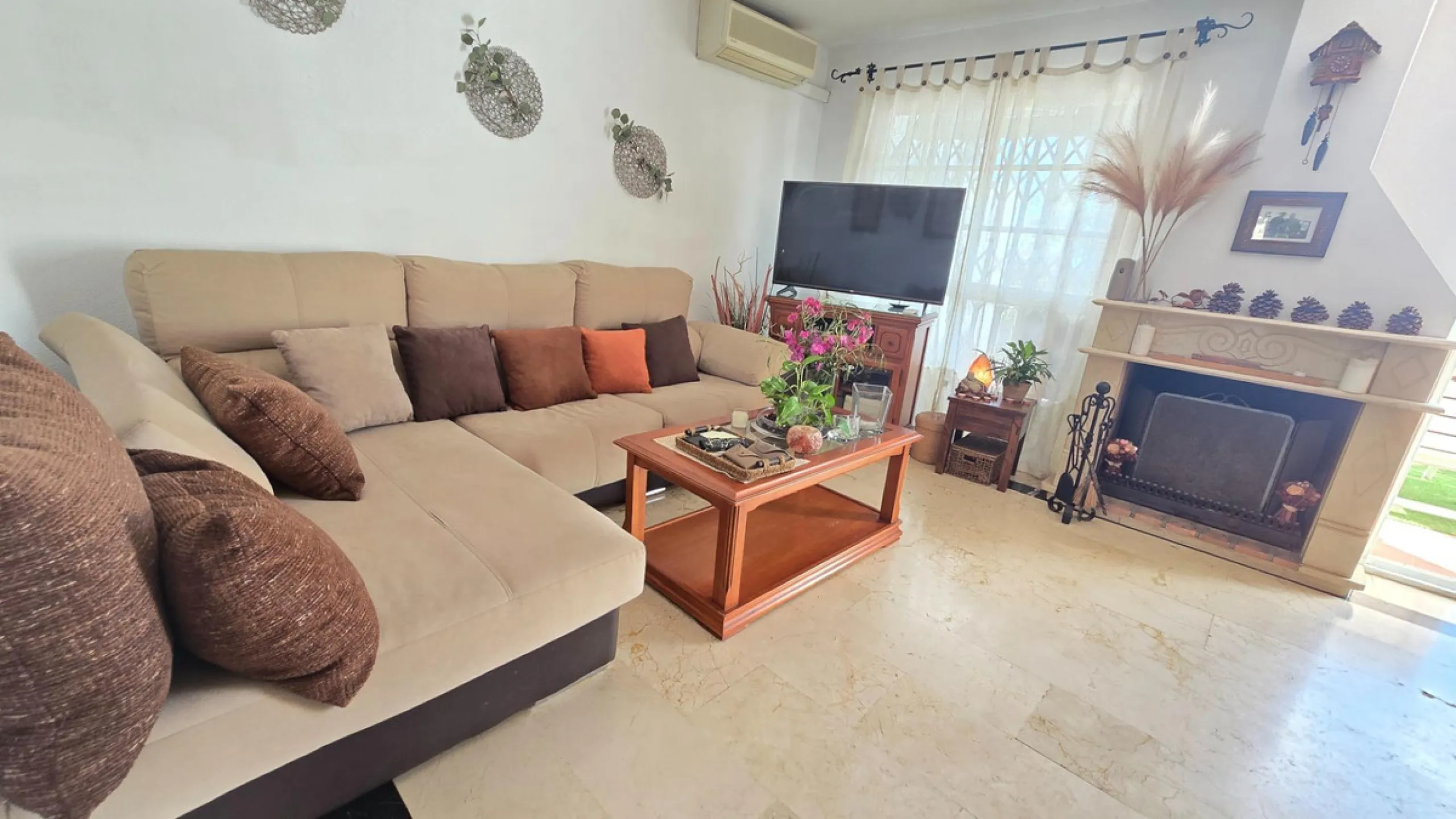 Magnificent house located in the sought-after Monte Alto / Veracruz area, just steps away from all essential services (schools, supermarkets, and public transport). The property features a private pool, barbecue area, porch, and two sunny terraces with se