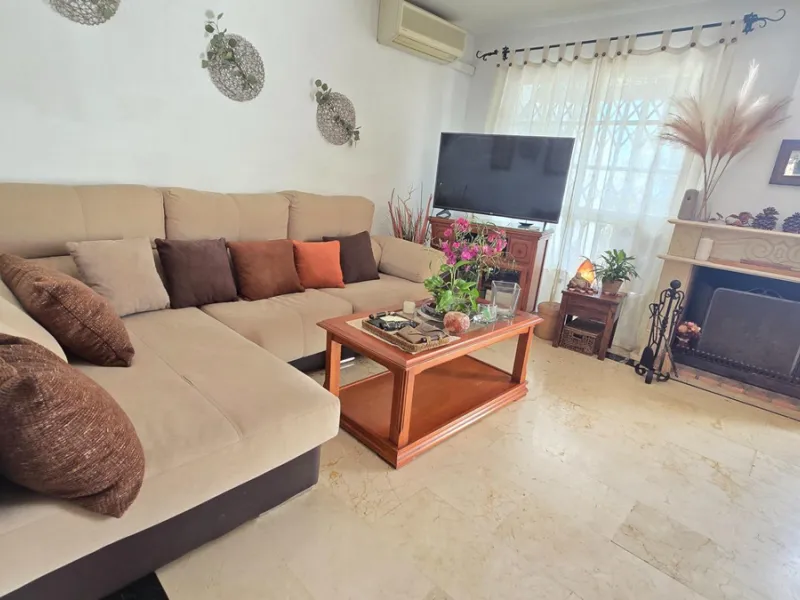 Magnificent house located in the sought-after Monte Alto / Veracruz area, just steps away from all essential services (schools, supermarkets, and public transport). The property features a private pool, barbecue area, porch, and two sunny terraces with se