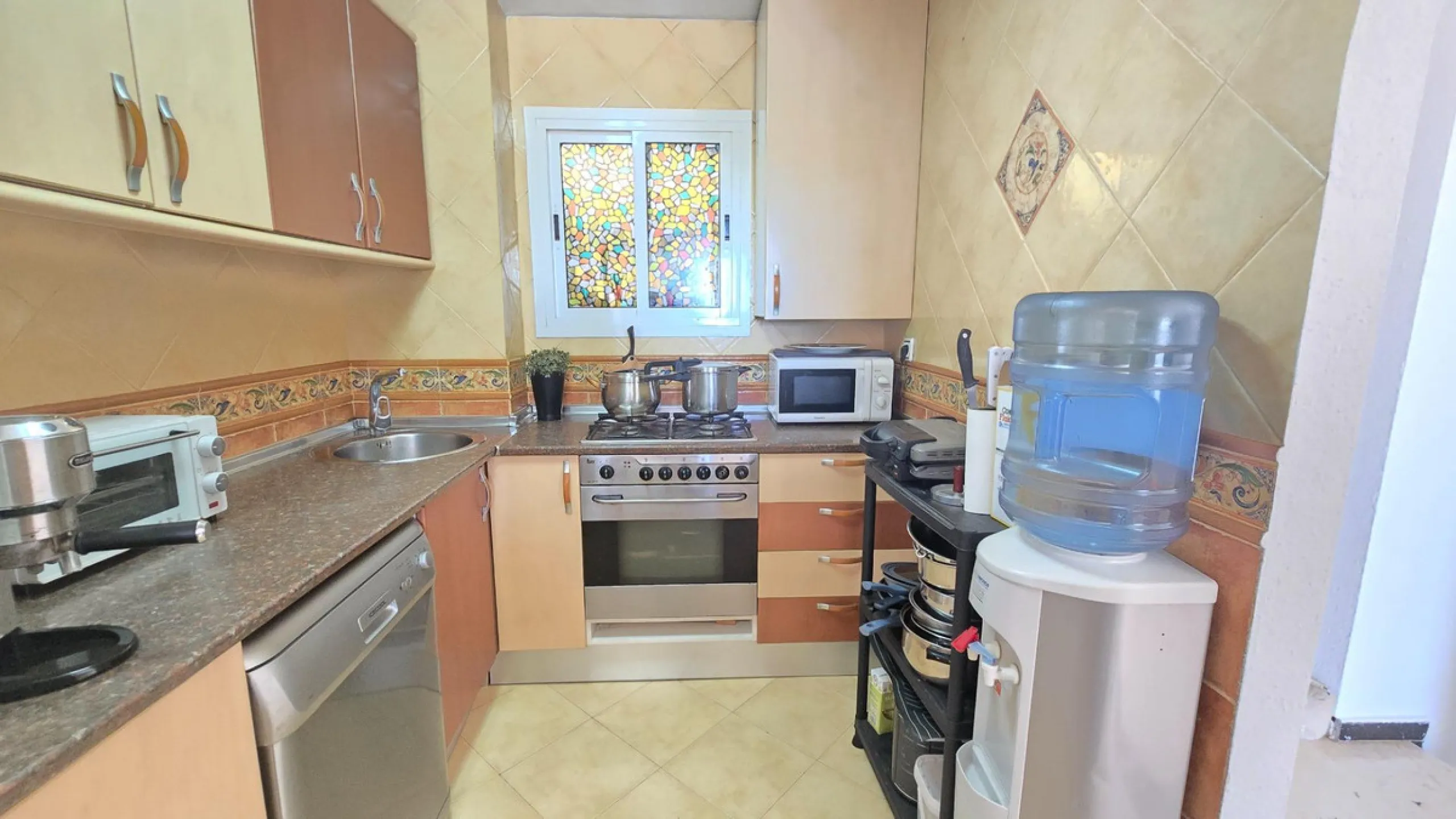 Magnificent house located in the sought-after Monte Alto / Veracruz area, just steps away from all essential services (schools, supermarkets, and public transport). The property features a private pool, barbecue area, porch, and two sunny terraces with se