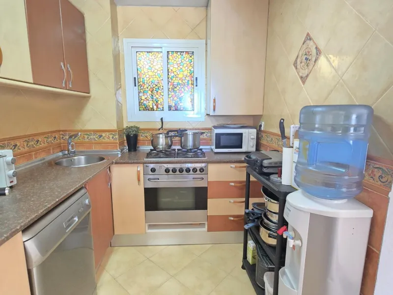 Magnificent house located in the sought-after Monte Alto / Veracruz area, just steps away from all essential services (schools, supermarkets, and public transport). The property features a private pool, barbecue area, porch, and two sunny terraces with se