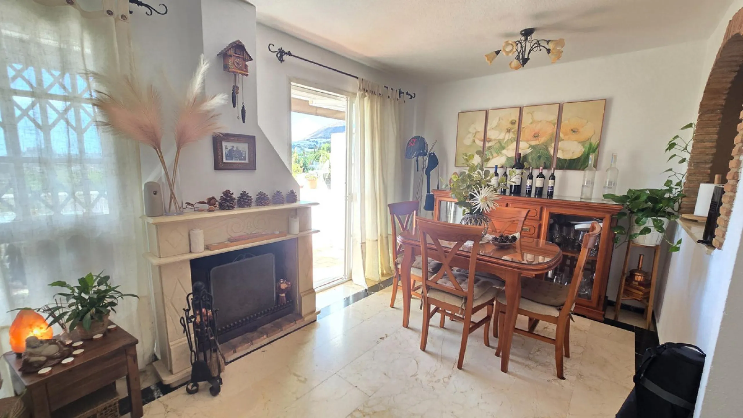 Magnificent house located in the sought-after Monte Alto / Veracruz area, just steps away from all essential services (schools, supermarkets, and public transport). The property features a private pool, barbecue area, porch, and two sunny terraces with se