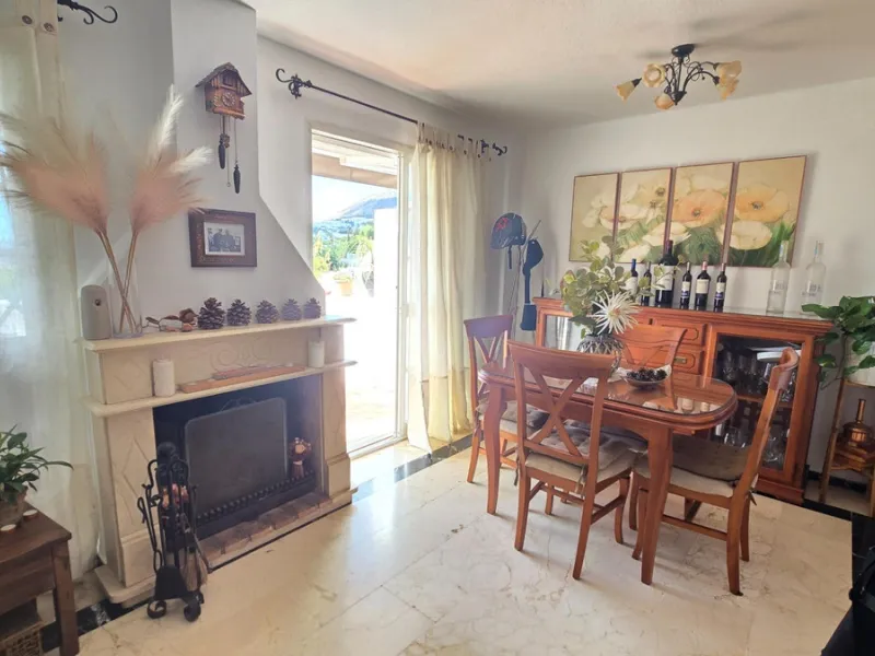 Magnificent house located in the sought-after Monte Alto / Veracruz area, just steps away from all essential services (schools, supermarkets, and public transport). The property features a private pool, barbecue area, porch, and two sunny terraces with se