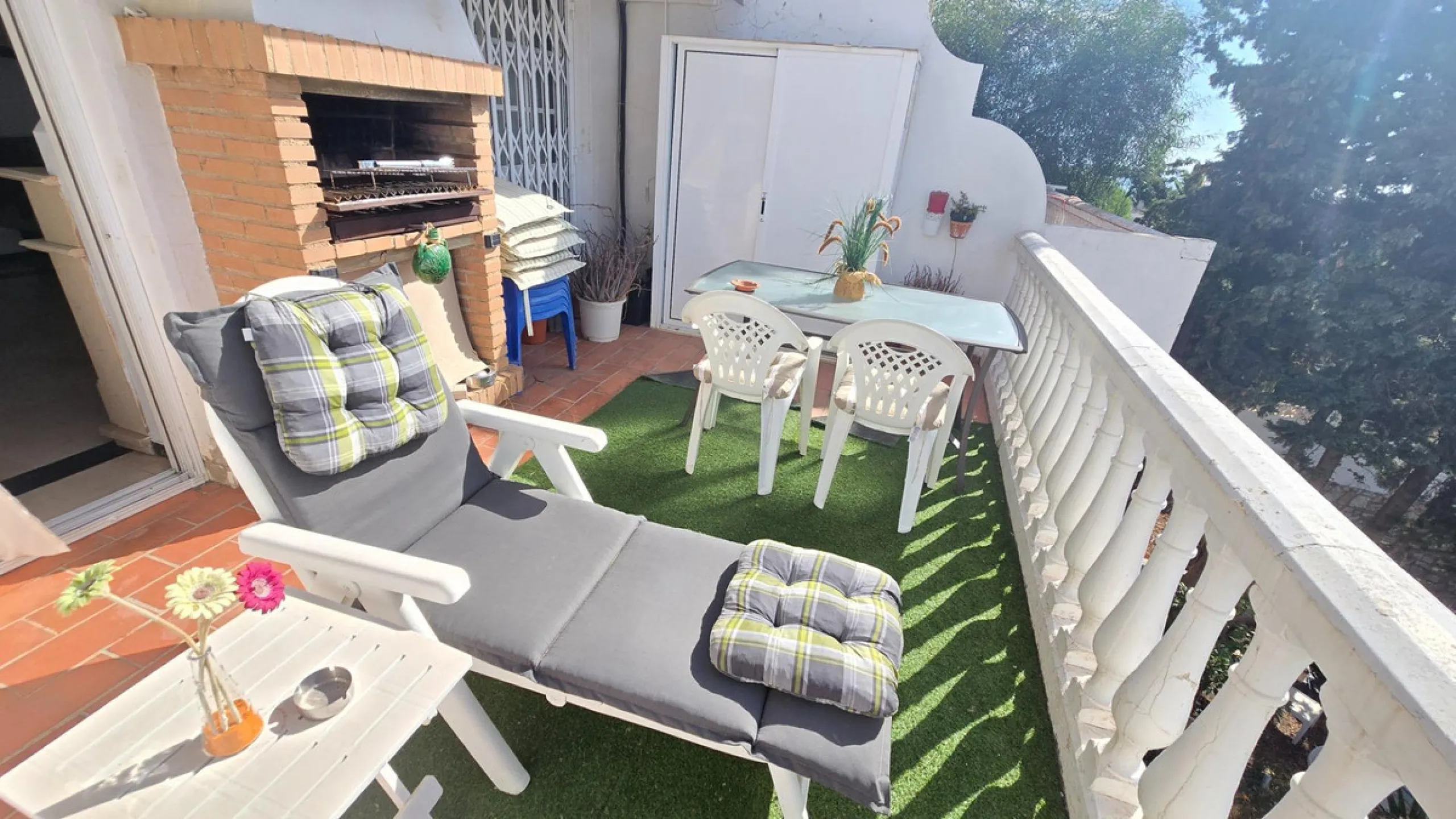 Magnificent house located in the sought-after Monte Alto / Veracruz area, just steps away from all essential services (schools, supermarkets, and public transport). The property features a private pool, barbecue area, porch, and two sunny terraces with se