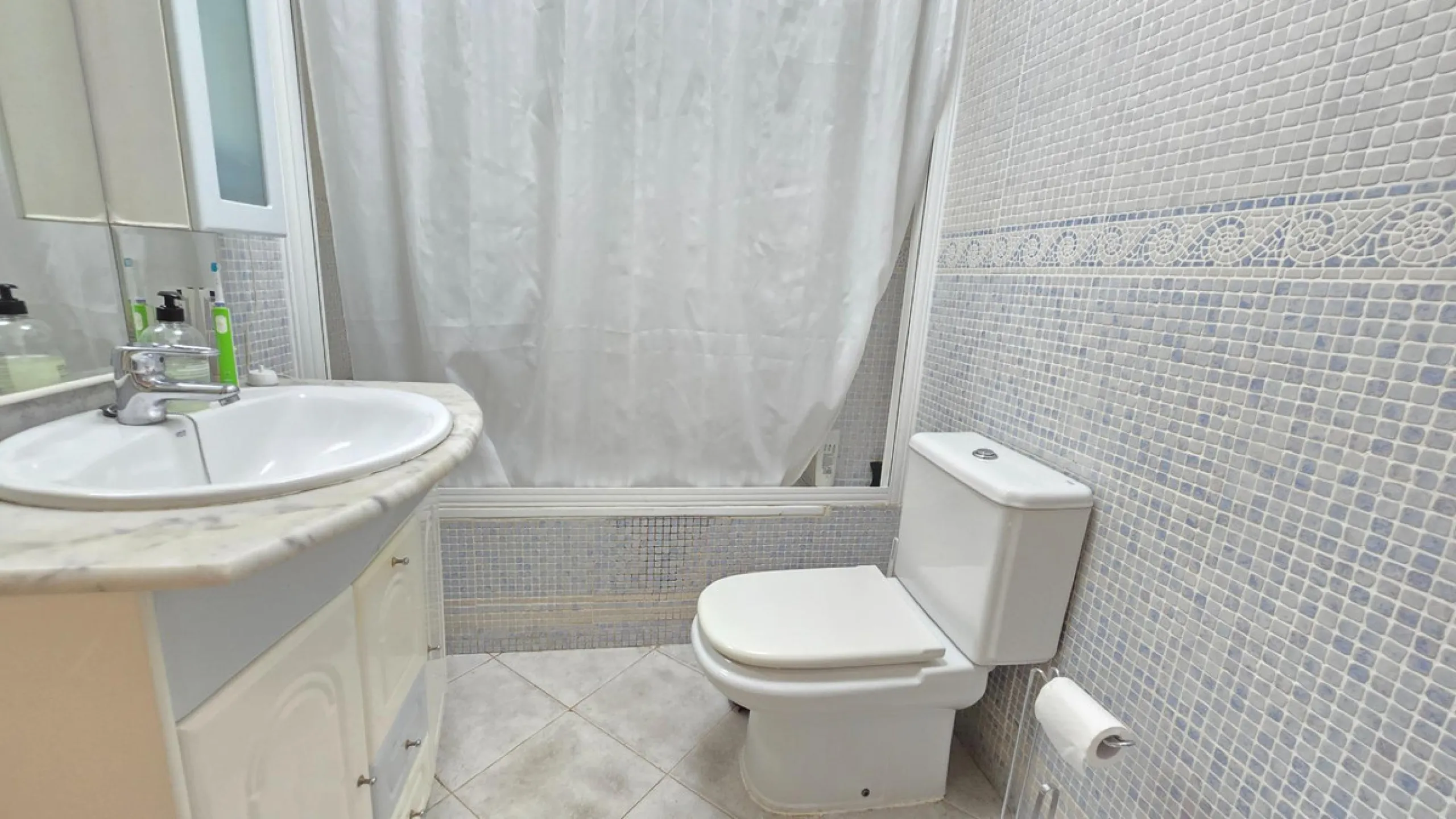 Magnificent house located in the sought-after Monte Alto / Veracruz area, just steps away from all essential services (schools, supermarkets, and public transport). The property features a private pool, barbecue area, porch, and two sunny terraces with se