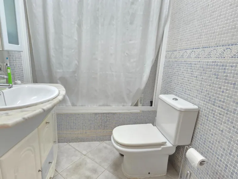 Magnificent house located in the sought-after Monte Alto / Veracruz area, just steps away from all essential services (schools, supermarkets, and public transport). The property features a private pool, barbecue area, porch, and two sunny terraces with se