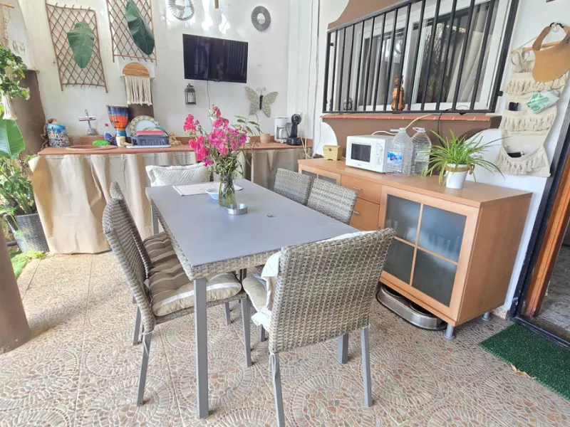 Magnificent house located in the sought-after Monte Alto / Veracruz area, just steps away from all essential services (schools, supermarkets, and public transport). The property features a private pool, barbecue area, porch, and two sunny terraces with se