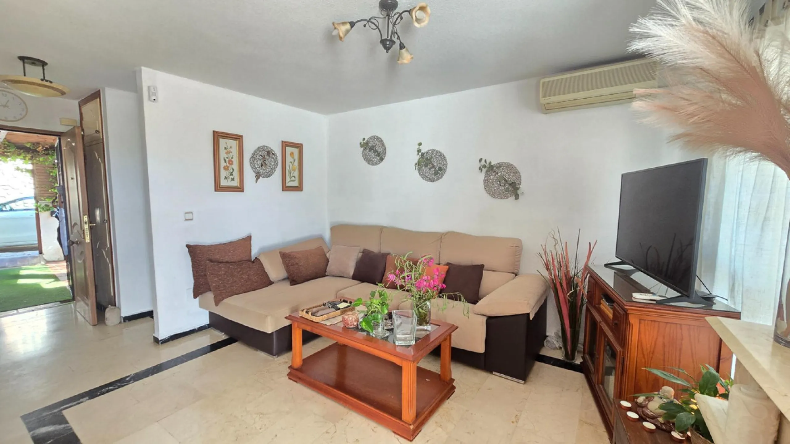 Magnificent house located in the sought-after Monte Alto / Veracruz area, just steps away from all essential services (schools, supermarkets, and public transport). The property features a private pool, barbecue area, porch, and two sunny terraces with se