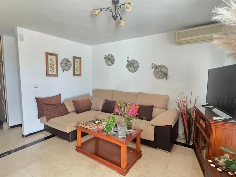 Magnificent house located in the sought-after Monte Alto / Veracruz area, just steps away from all essential services (schools, supermarkets, and public transport). The property features a private pool, barbecue area, porch, and two sunny terraces with se