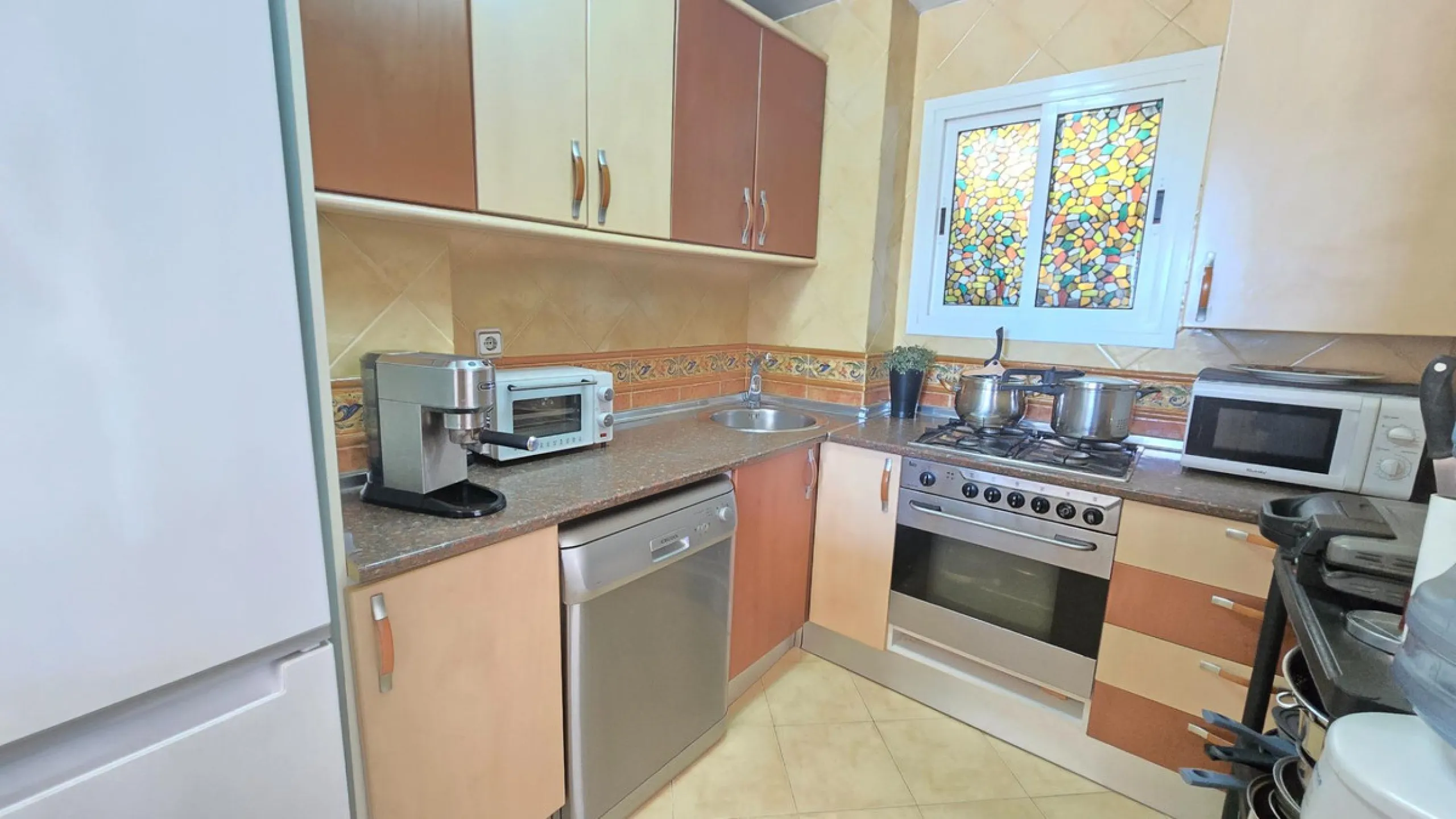 Magnificent house located in the sought-after Monte Alto / Veracruz area, just steps away from all essential services (schools, supermarkets, and public transport). The property features a private pool, barbecue area, porch, and two sunny terraces with se