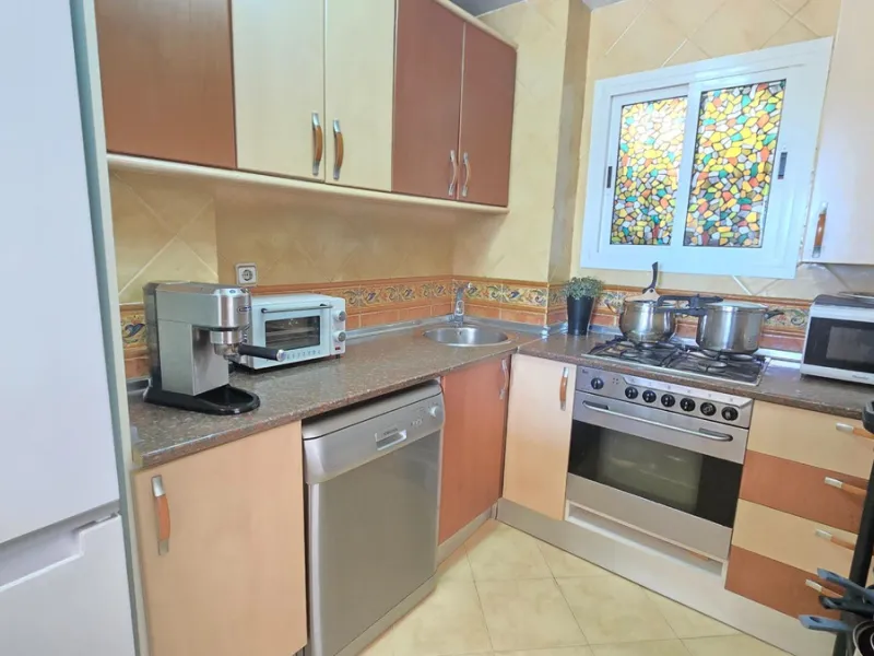 Magnificent house located in the sought-after Monte Alto / Veracruz area, just steps away from all essential services (schools, supermarkets, and public transport). The property features a private pool, barbecue area, porch, and two sunny terraces with se