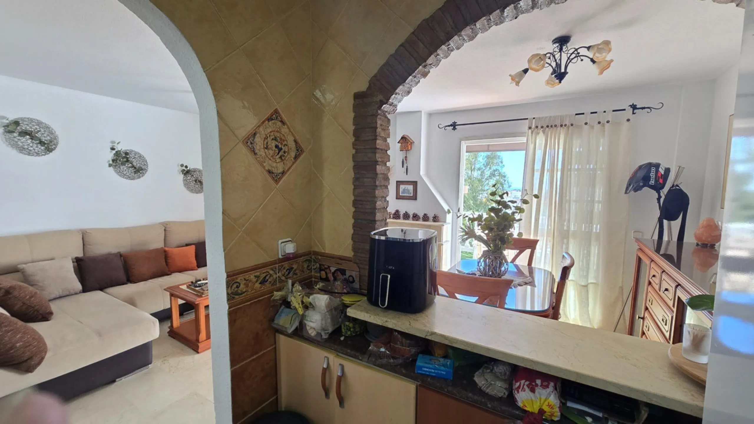 Magnificent house located in the sought-after Monte Alto / Veracruz area, just steps away from all essential services (schools, supermarkets, and public transport). The property features a private pool, barbecue area, porch, and two sunny terraces with se