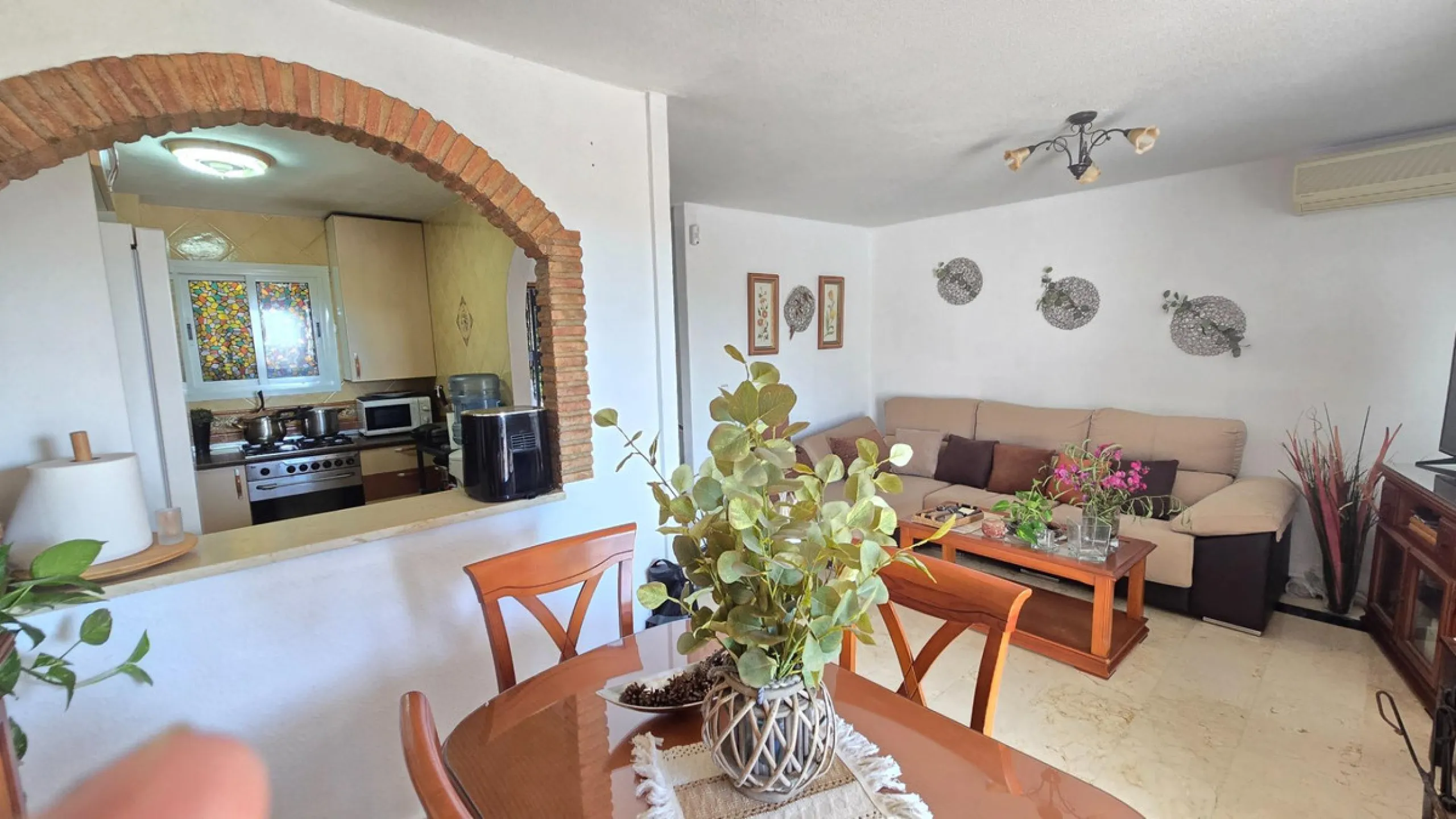 Magnificent house located in the sought-after Monte Alto / Veracruz area, just steps away from all essential services (schools, supermarkets, and public transport). The property features a private pool, barbecue area, porch, and two sunny terraces with se