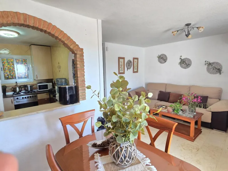 Magnificent house located in the sought-after Monte Alto / Veracruz area, just steps away from all essential services (schools, supermarkets, and public transport). The property features a private pool, barbecue area, porch, and two sunny terraces with se