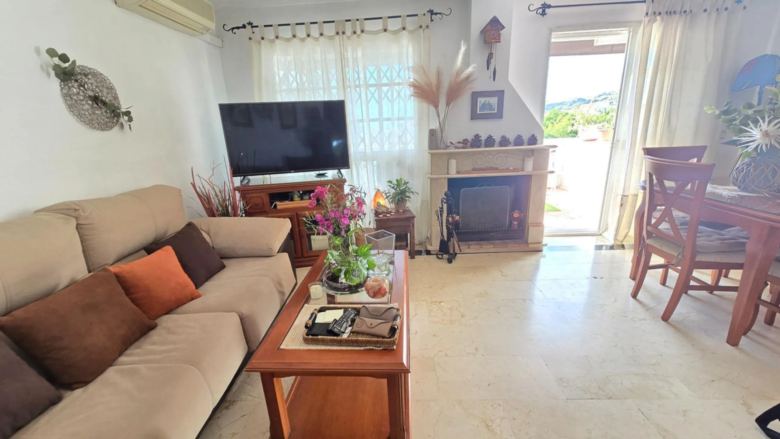 Magnificent house located in the sought-after Monte Alto / Veracruz area, just steps away from all essential services (schools, supermarkets, and public transport). The property features a private pool, barbecue area, porch, and two sunny terraces with se