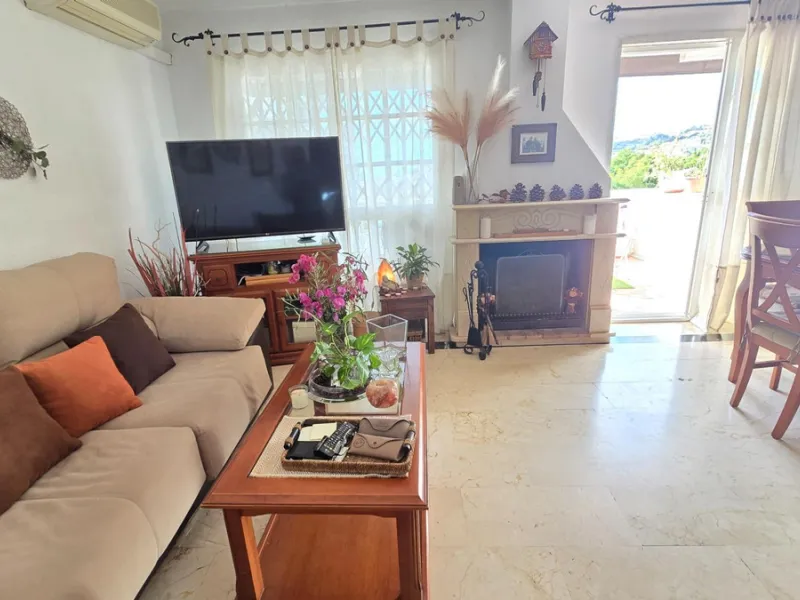 Magnificent house located in the sought-after Monte Alto / Veracruz area, just steps away from all essential services (schools, supermarkets, and public transport). The property features a private pool, barbecue area, porch, and two sunny terraces with se