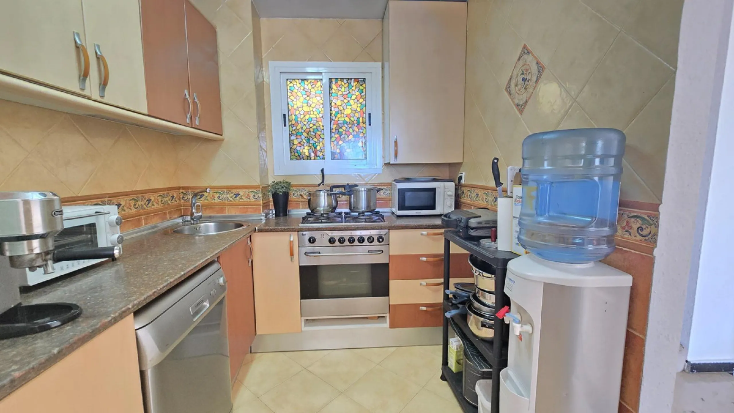 Magnificent house located in the sought-after Monte Alto / Veracruz area, just steps away from all essential services (schools, supermarkets, and public transport). The property features a private pool, barbecue area, porch, and two sunny terraces with se