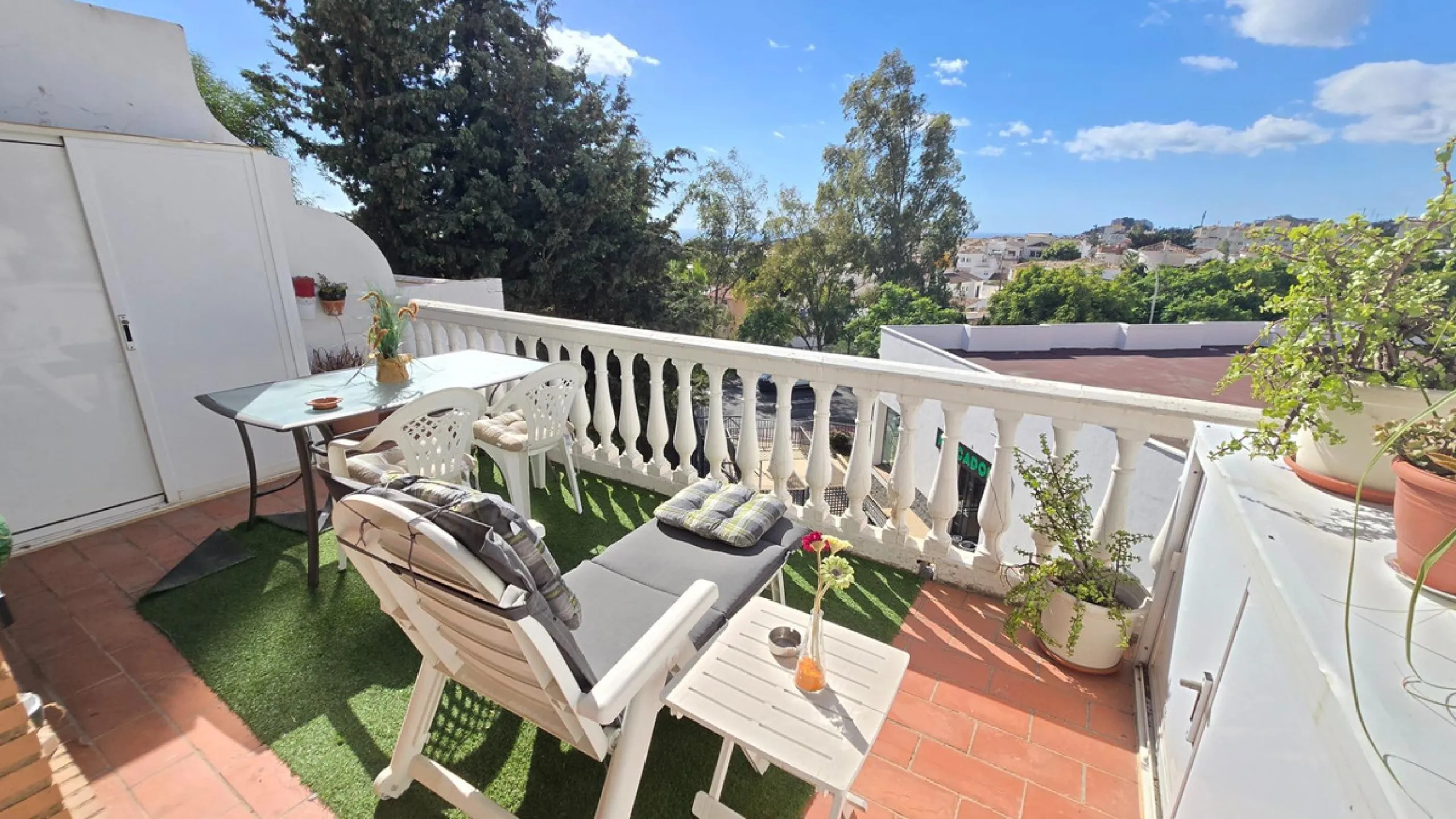 Magnificent house located in the sought-after Monte Alto / Veracruz area, just steps away from all essential services (schools, supermarkets, and public transport). The property features a private pool, barbecue area, porch, and two sunny terraces with se
