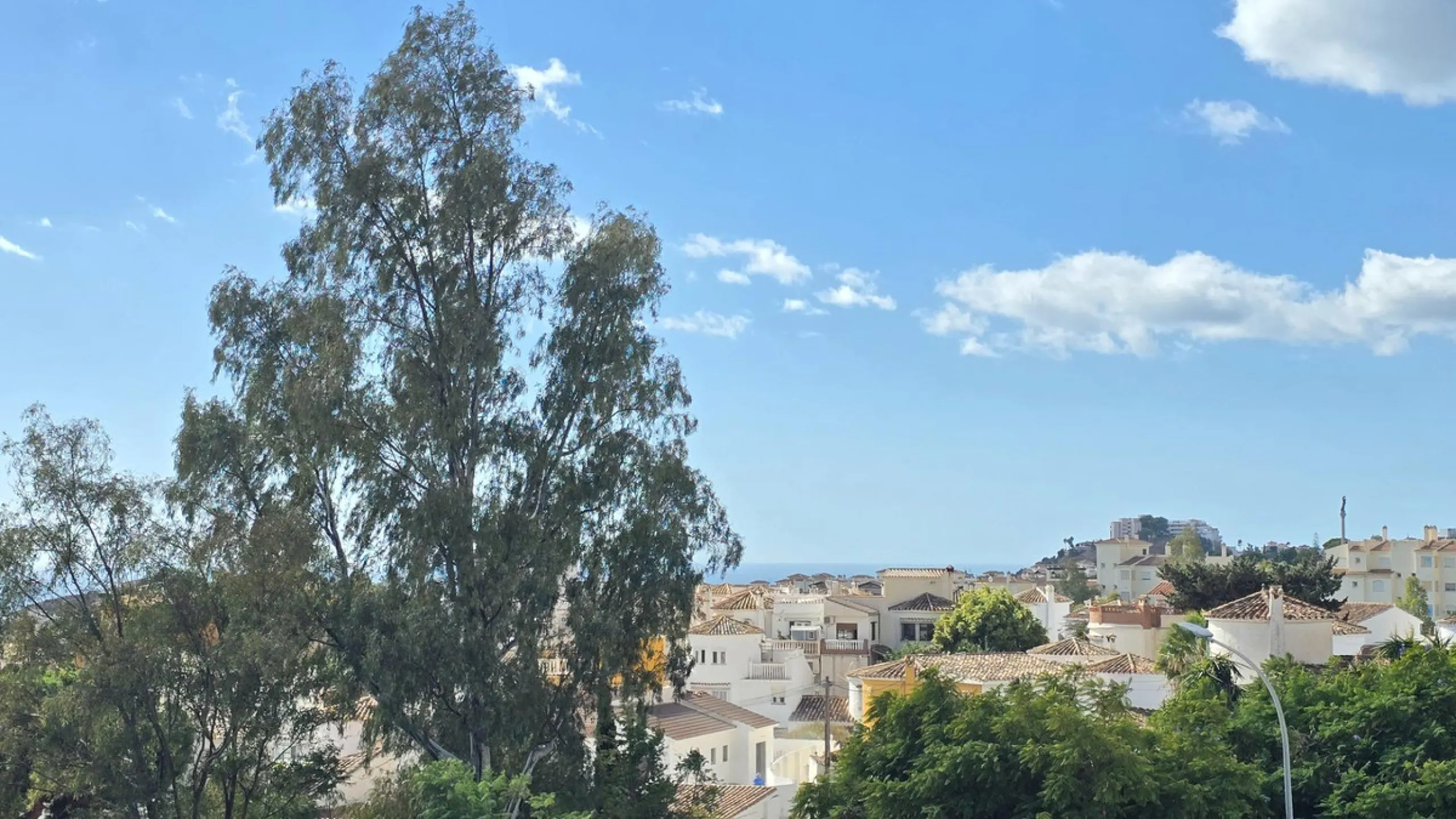 Magnificent house located in the sought-after Monte Alto / Veracruz area, just steps away from all essential services (schools, supermarkets, and public transport). The property features a private pool, barbecue area, porch, and two sunny terraces with se