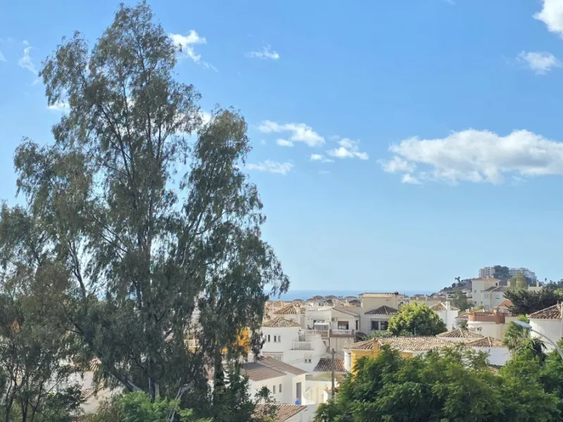Magnificent house located in the sought-after Monte Alto / Veracruz area, just steps away from all essential services (schools, supermarkets, and public transport). The property features a private pool, barbecue area, porch, and two sunny terraces with se