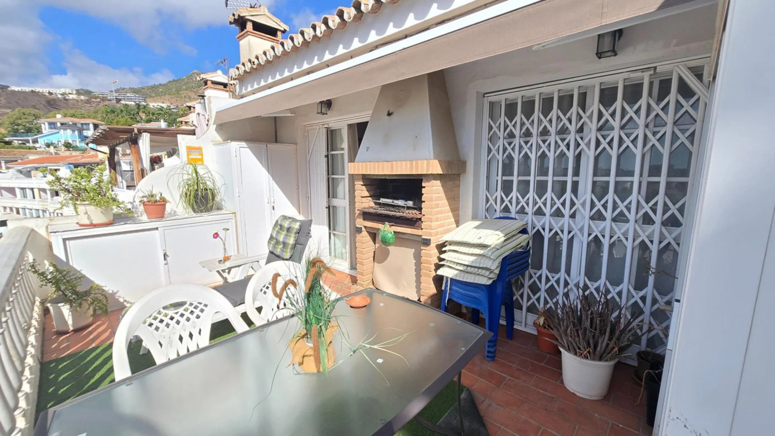 Magnificent house located in the sought-after Monte Alto / Veracruz area, just steps away from all essential services (schools, supermarkets, and public transport). The property features a private pool, barbecue area, porch, and two sunny terraces with se