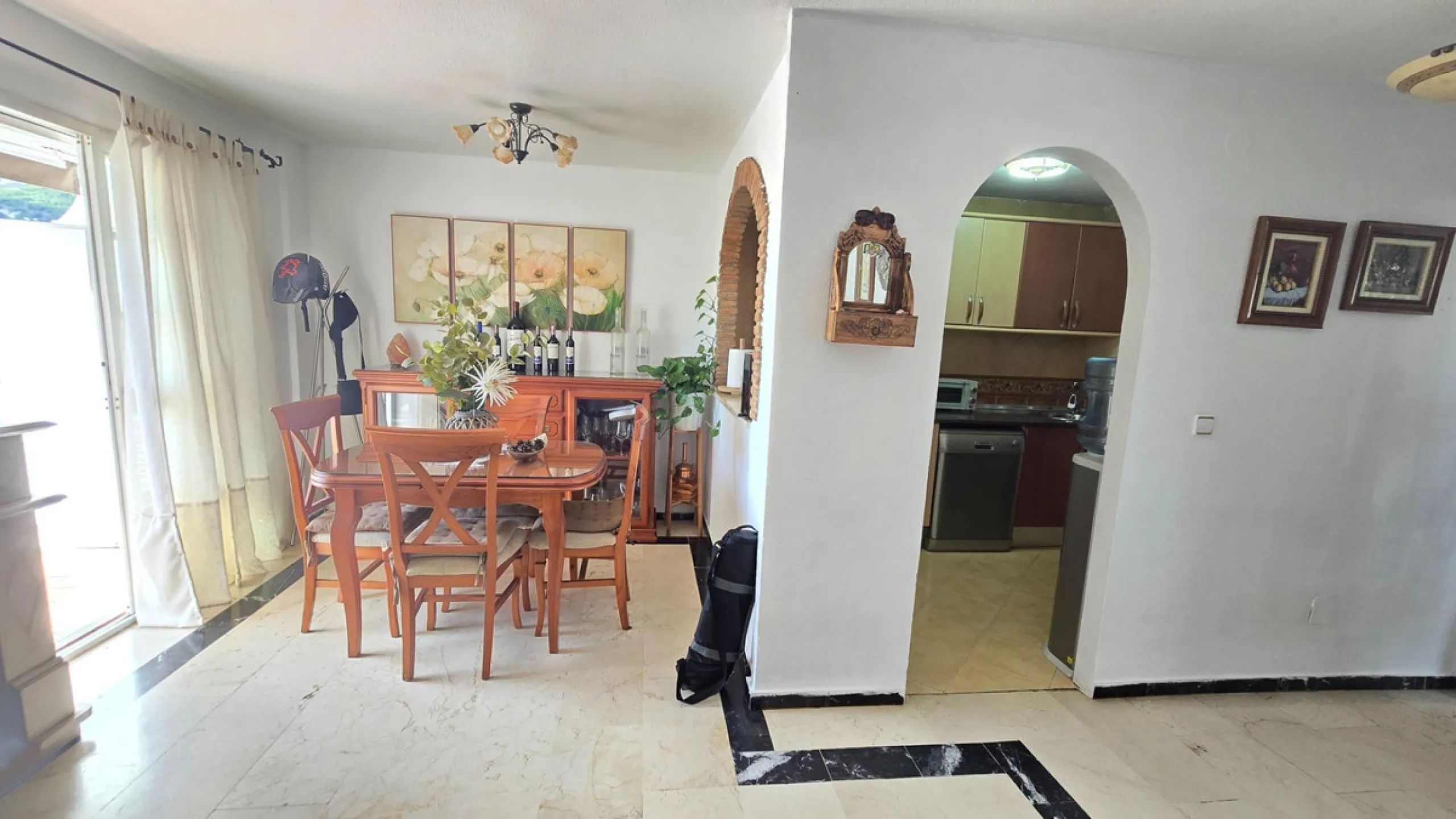 Magnificent house located in the sought-after Monte Alto / Veracruz area, just steps away from all essential services (schools, supermarkets, and public transport). The property features a private pool, barbecue area, porch, and two sunny terraces with se