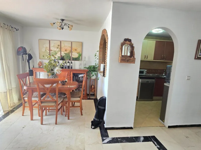 Magnificent house located in the sought-after Monte Alto / Veracruz area, just steps away from all essential services (schools, supermarkets, and public transport). The property features a private pool, barbecue area, porch, and two sunny terraces with se
