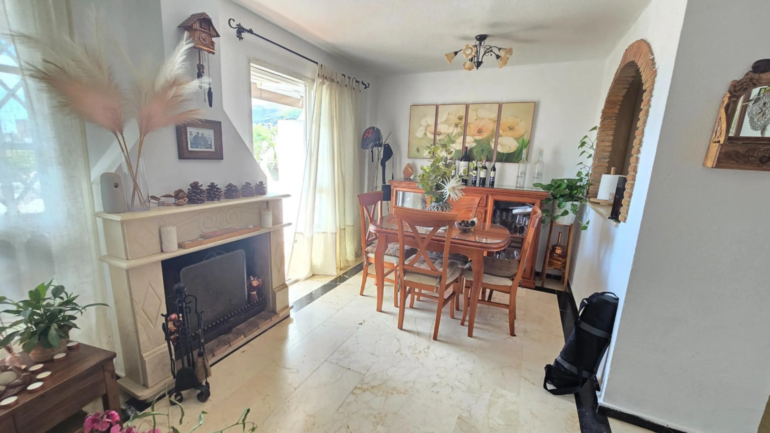 Magnificent house located in the sought-after Monte Alto / Veracruz area, just steps away from all essential services (schools, supermarkets, and public transport). The property features a private pool, barbecue area, porch, and two sunny terraces with se