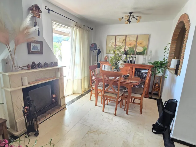 Magnificent house located in the sought-after Monte Alto / Veracruz area, just steps away from all essential services (schools, supermarkets, and public transport). The property features a private pool, barbecue area, porch, and two sunny terraces with se