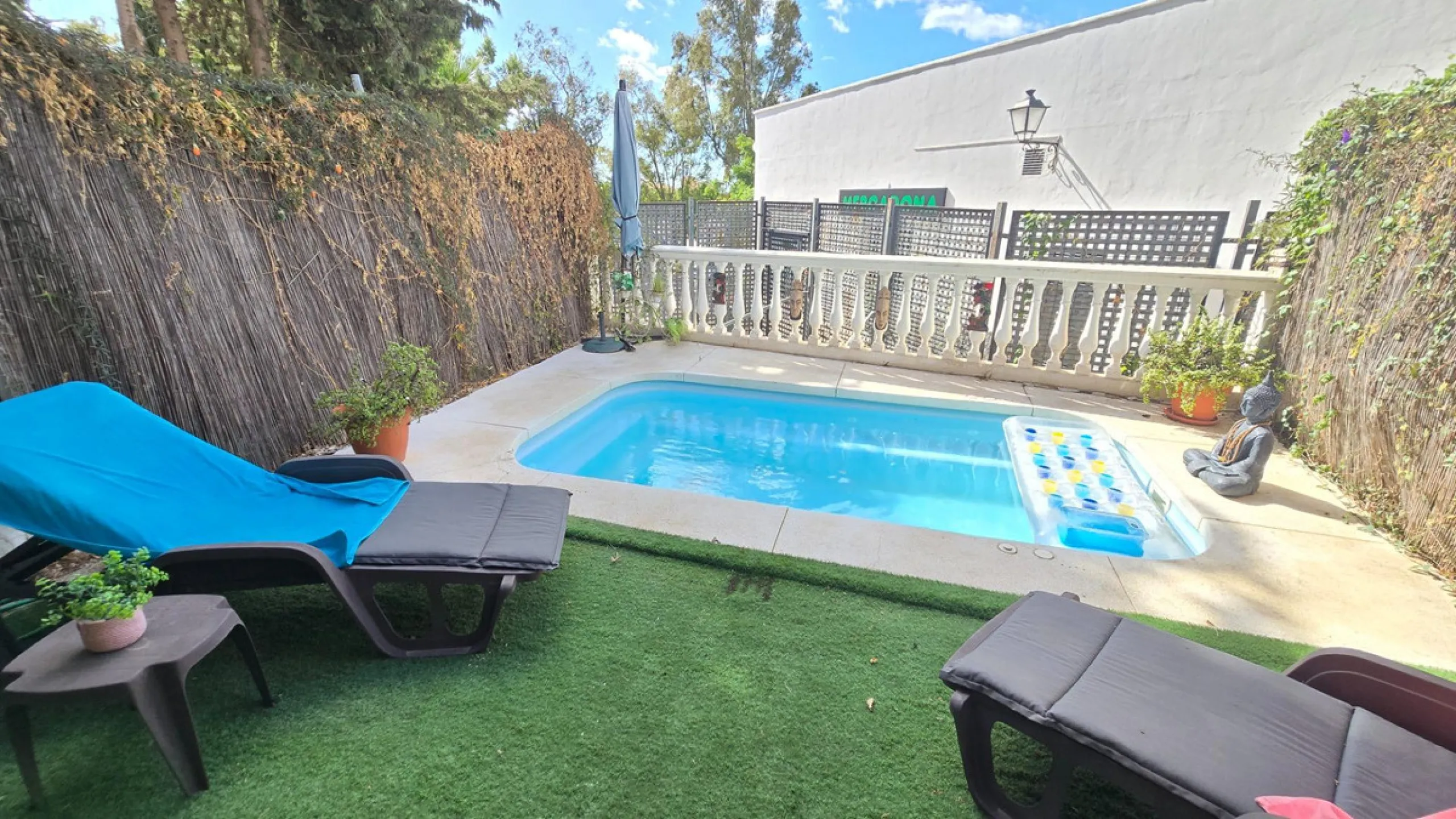 Magnificent house located in the sought-after Monte Alto / Veracruz area, just steps away from all essential services (schools, supermarkets, and public transport). The property features a private pool, barbecue area, porch, and two sunny terraces with se