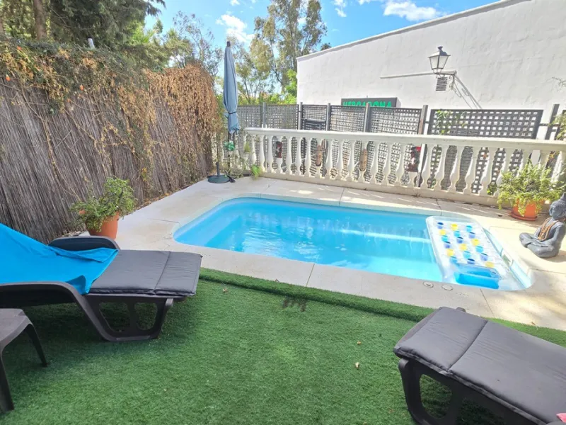 Magnificent house located in the sought-after Monte Alto / Veracruz area, just steps away from all essential services (schools, supermarkets, and public transport). The property features a private pool, barbecue area, porch, and two sunny terraces with se