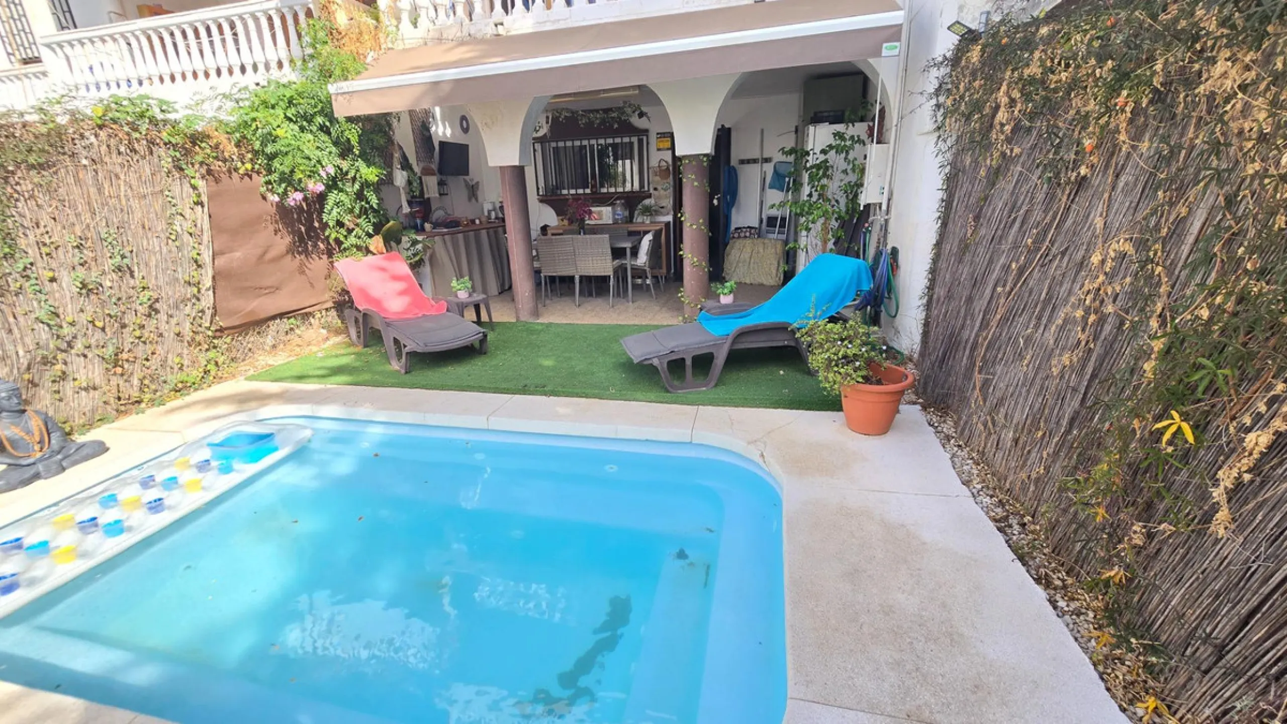 Magnificent house located in the sought-after Monte Alto / Veracruz area, just steps away from all essential services (schools, supermarkets, and public transport). The property features a private pool, barbecue area, porch, and two sunny terraces with se
