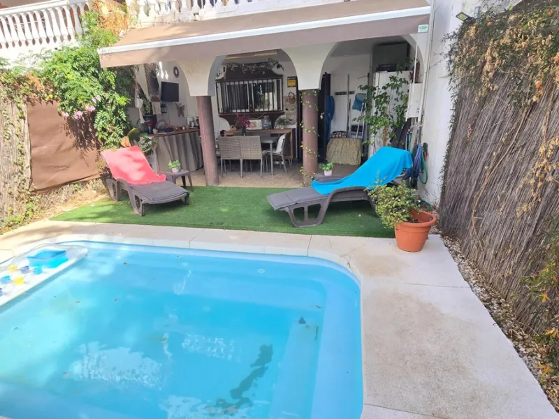 Magnificent house located in the sought-after Monte Alto / Veracruz area, just steps away from all essential services (schools, supermarkets, and public transport). The property features a private pool, barbecue area, porch, and two sunny terraces with se