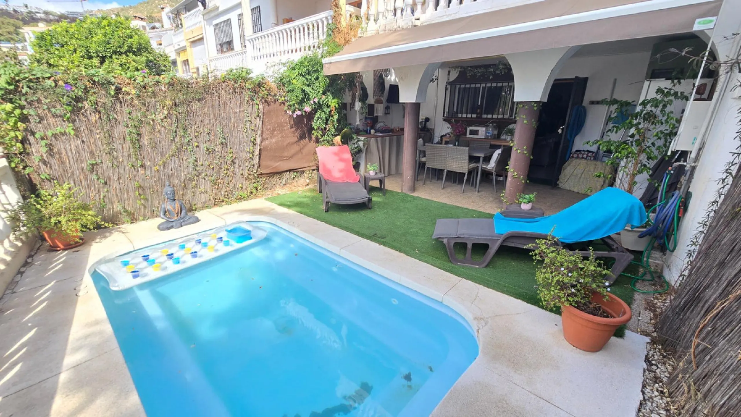 Magnificent house located in the sought-after Monte Alto / Veracruz area, just steps away from all essential services (schools, supermarkets, and public transport). The property features a private pool, barbecue area, porch, and two sunny terraces with se