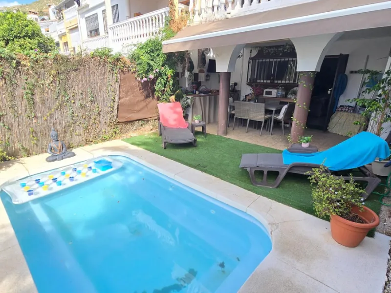 Magnificent house located in the sought-after Monte Alto / Veracruz area, just steps away from all essential services (schools, supermarkets, and public transport). The property features a private pool, barbecue area, porch, and two sunny terraces with se