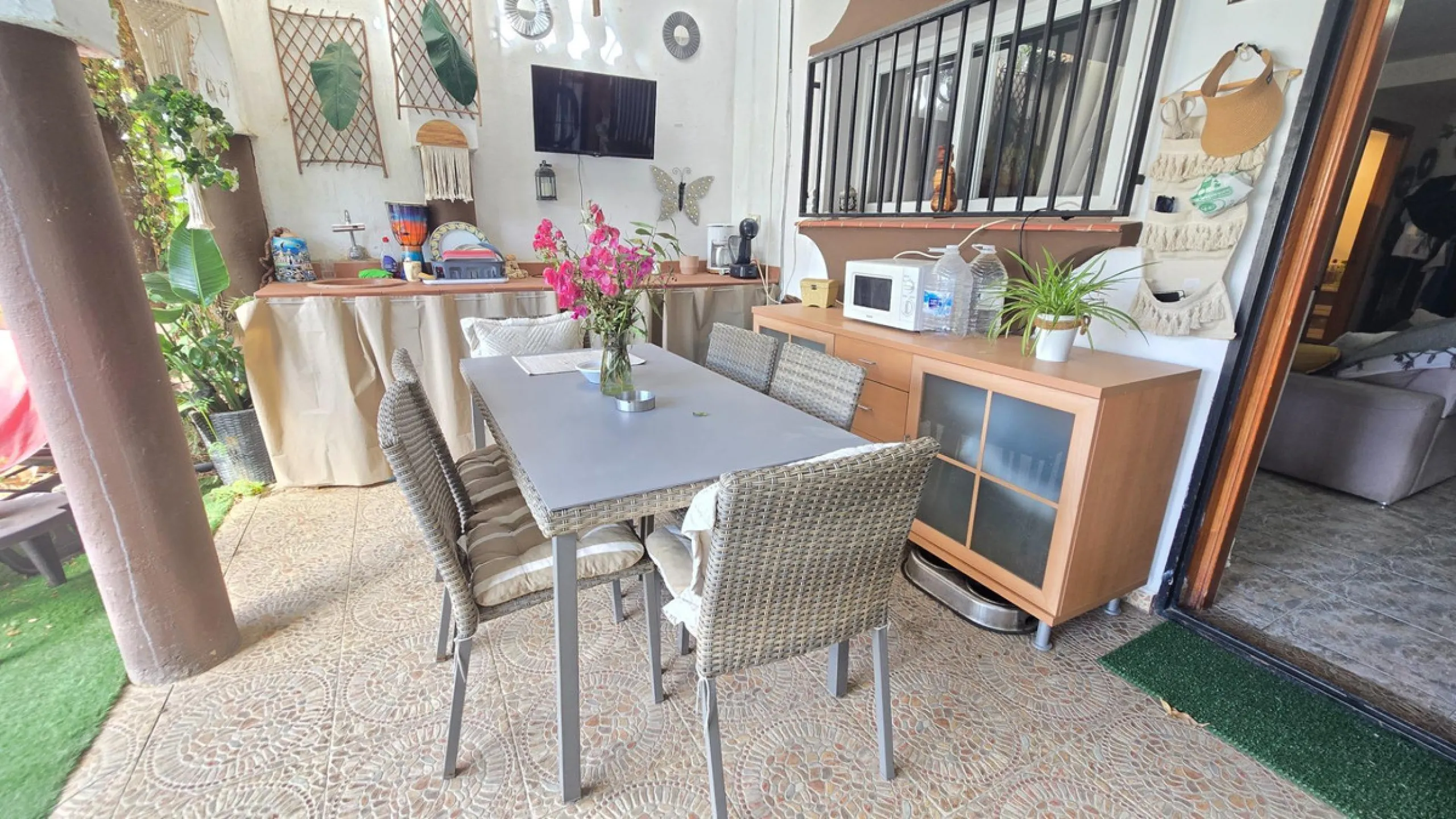 Magnificent house located in the sought-after Monte Alto / Veracruz area, just steps away from all essential services (schools, supermarkets, and public transport). The property features a private pool, barbecue area, porch, and two sunny terraces with se
