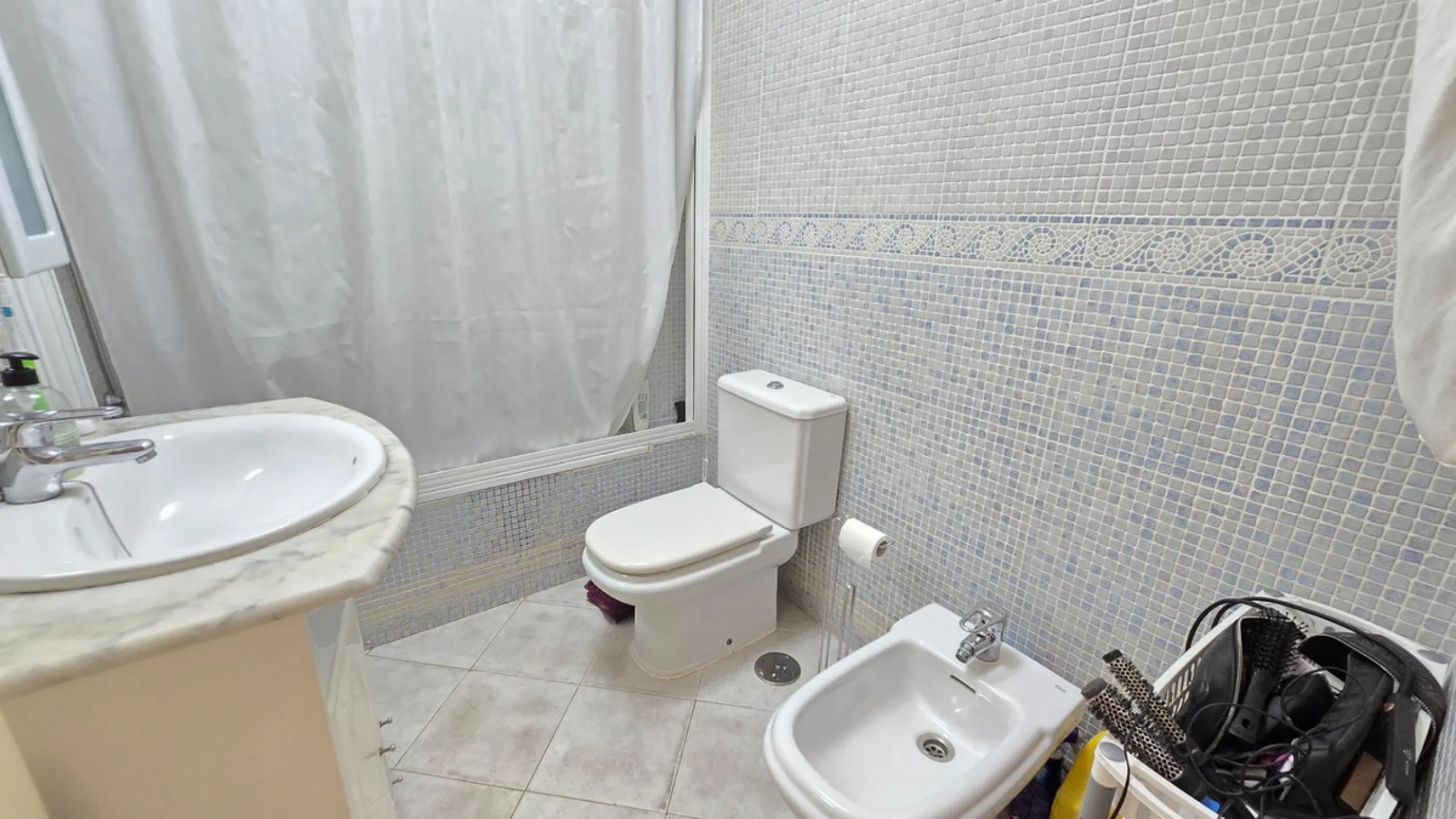 Magnificent house located in the sought-after Monte Alto / Veracruz area, just steps away from all essential services (schools, supermarkets, and public transport). The property features a private pool, barbecue area, porch, and two sunny terraces with se