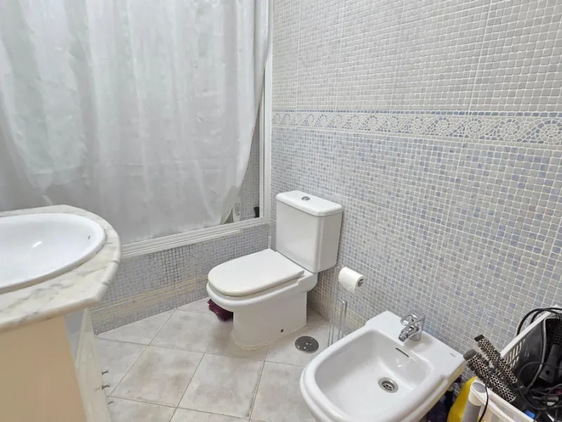 Magnificent house located in the sought-after Monte Alto / Veracruz area, just steps away from all essential services (schools, supermarkets, and public transport). The property features a private pool, barbecue area, porch, and two sunny terraces with se