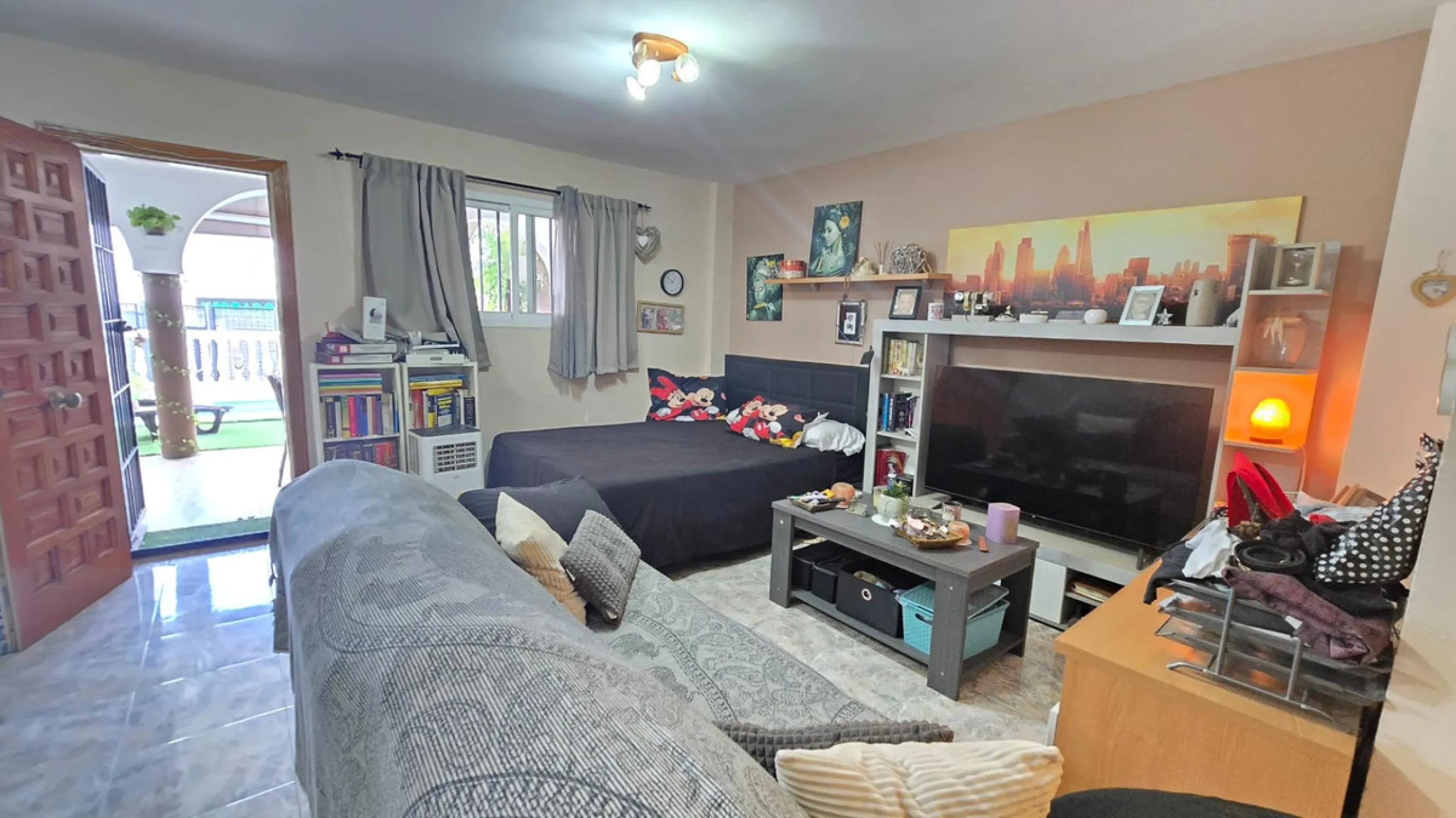 Magnificent house located in the sought-after Monte Alto / Veracruz area, just steps away from all essential services (schools, supermarkets, and public transport). The property features a private pool, barbecue area, porch, and two sunny terraces with se