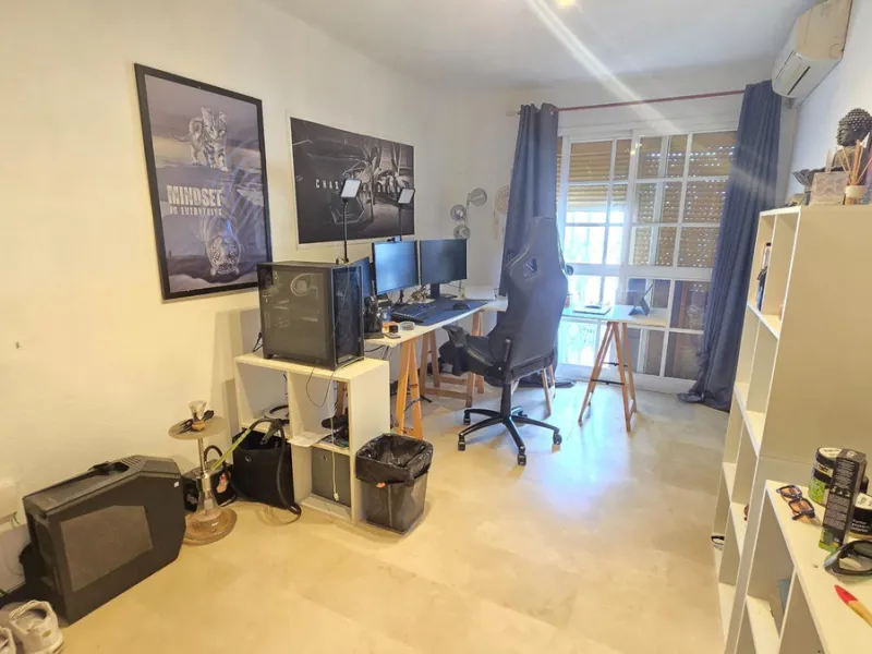 Magnificent house located in the sought-after Monte Alto / Veracruz area, just steps away from all essential services (schools, supermarkets, and public transport). The property features a private pool, barbecue area, porch, and two sunny terraces with se