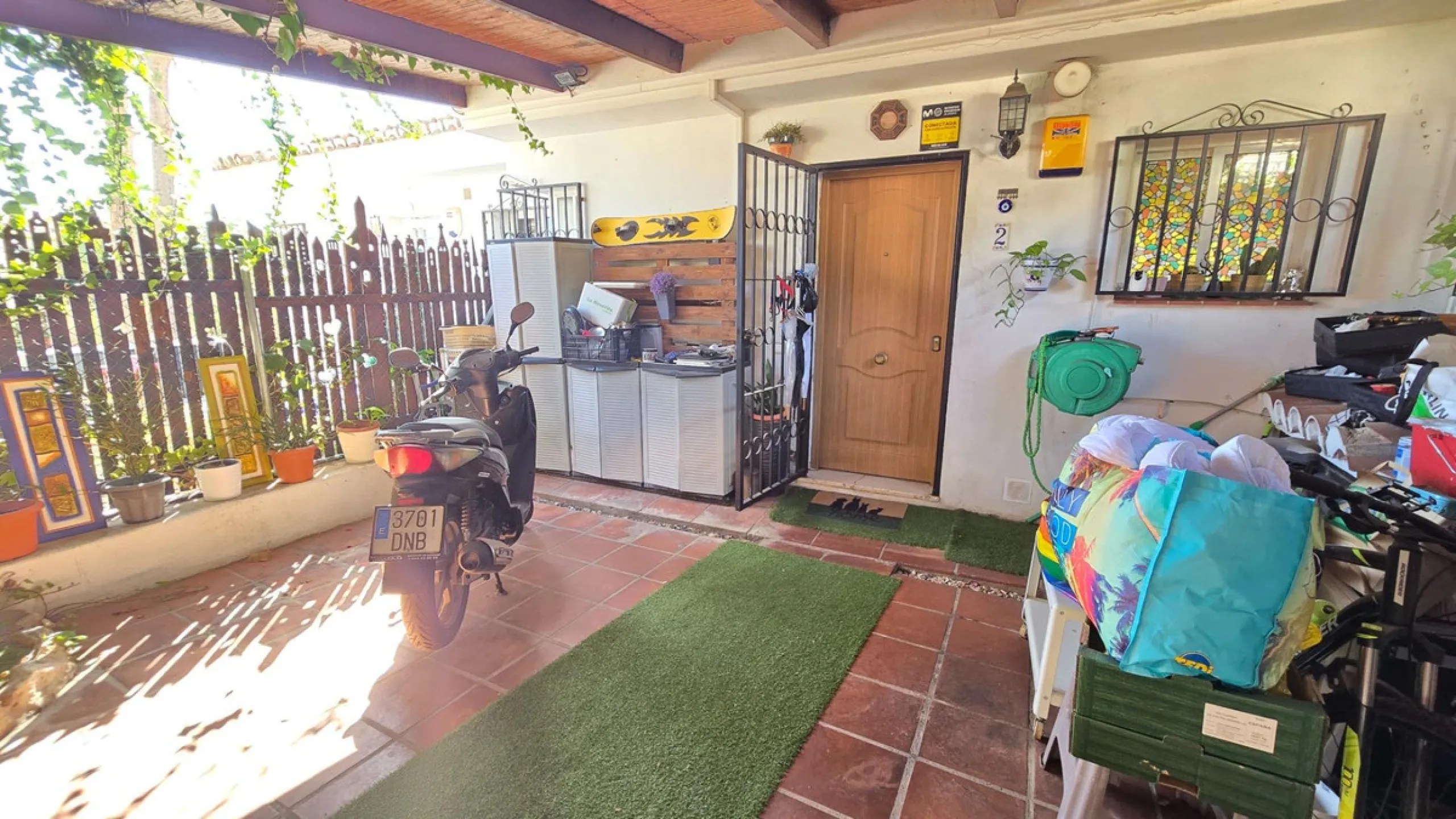 Magnificent house located in the sought-after Monte Alto / Veracruz area, just steps away from all essential services (schools, supermarkets, and public transport). The property features a private pool, barbecue area, porch, and two sunny terraces with se