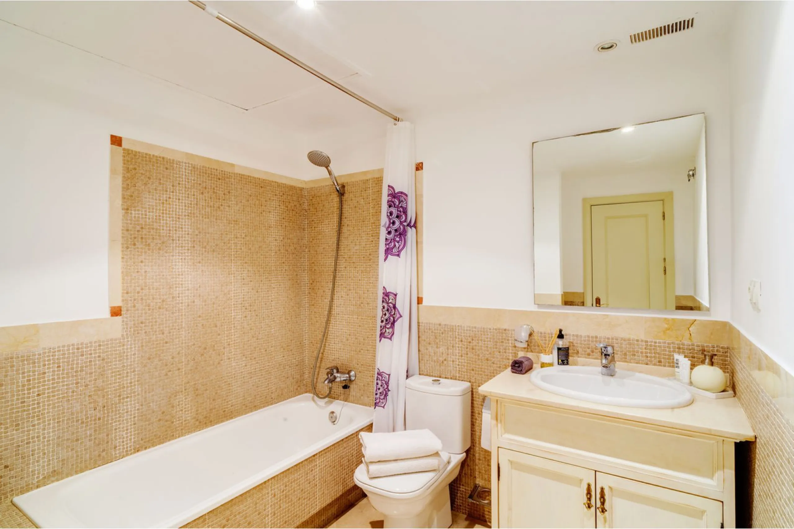 Apartment - Ground Floor Apartment в продаже в Marbella, Málaga. В доме 3 спален и 2 ванных комнат. Площадь дома 127 м²