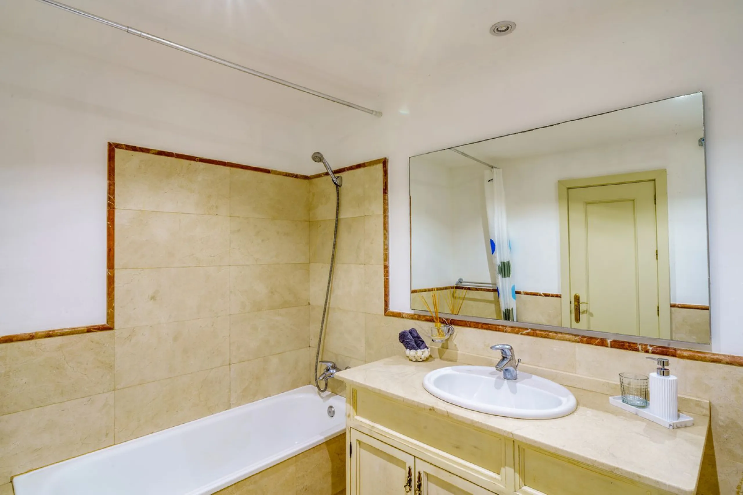 Apartment - Ground Floor Apartment в продаже в Marbella, Málaga. В доме 3 спален и 2 ванных комнат. Площадь дома 127 м²