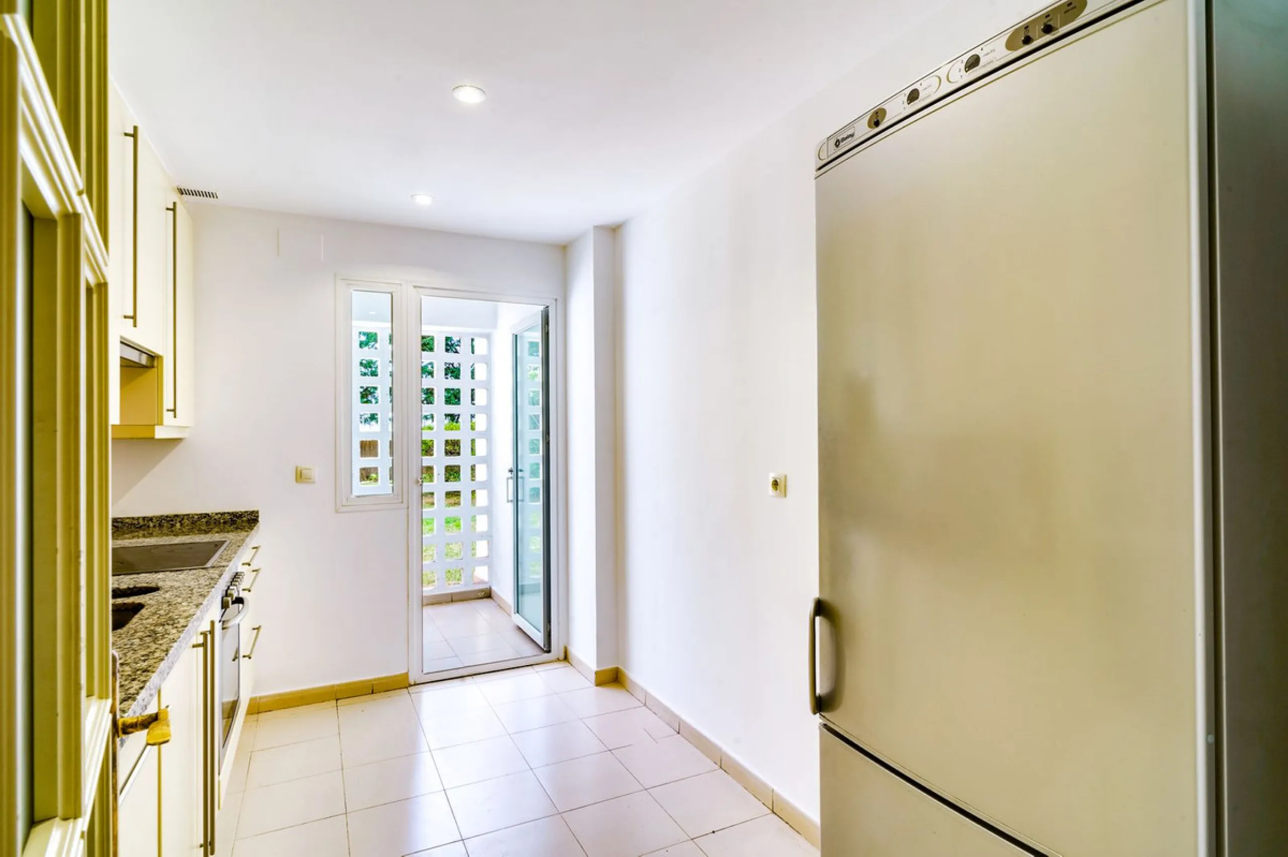 Apartment - Ground Floor Apartment в продаже в Marbella, Málaga. В доме 3 спален и 2 ванных комнат. Площадь дома 127 м²
