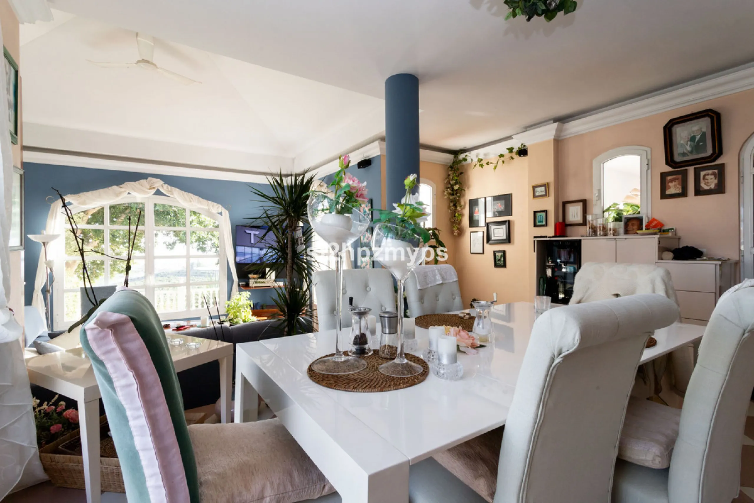 Große Villa in Torrox mit Tennisplatz und guten Geschäftsmöglichkeiten