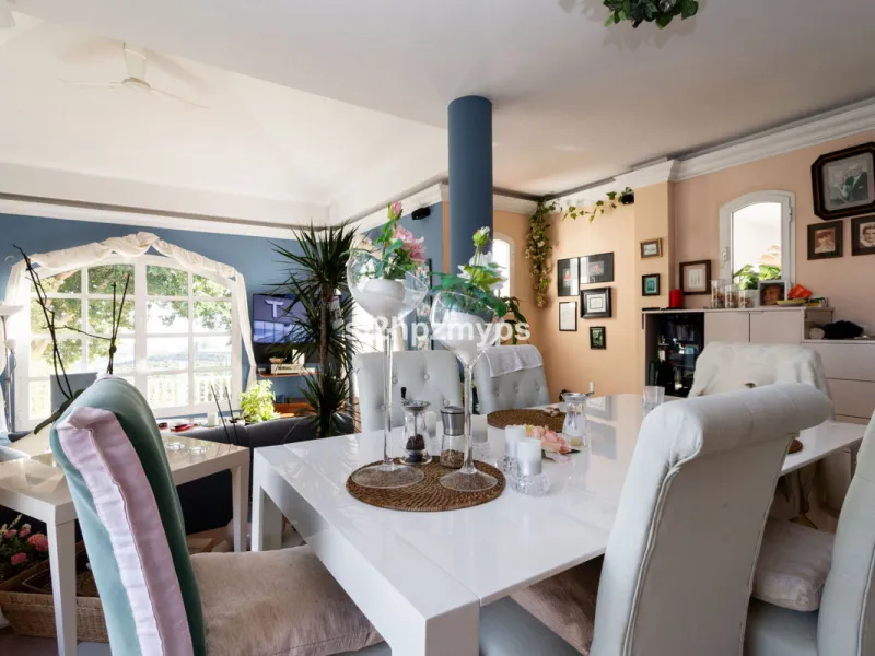 Große Villa in Torrox mit Tennisplatz und guten Geschäftsmöglichkeiten