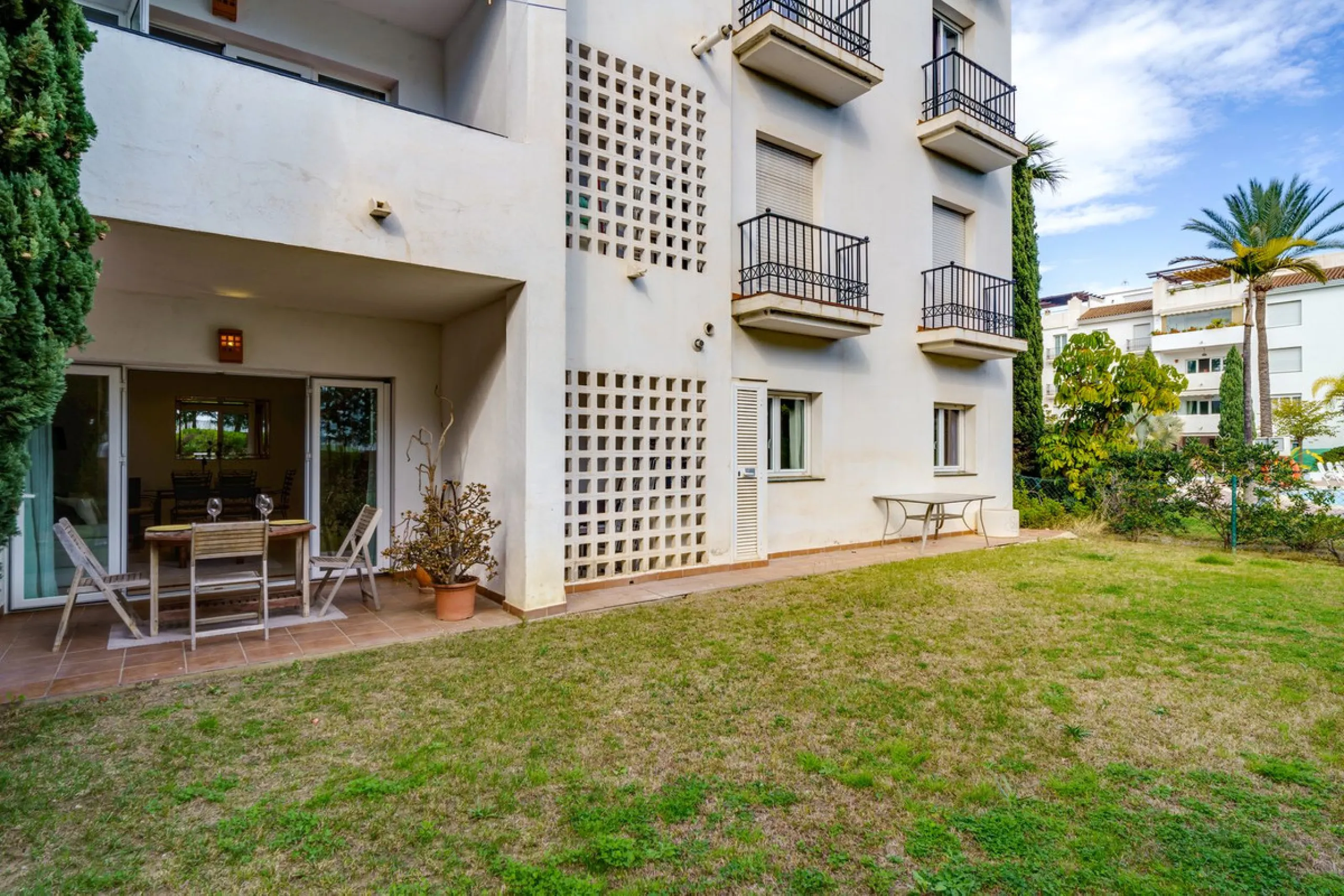 Apartment - Ground Floor Apartment в продаже в Marbella, Málaga. В доме 3 спален и 2 ванных комнат. Площадь дома 127 м²