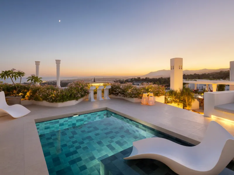 This luxury renovated penthouse for sale in Jardines Colgantes offers a rare opportunity to acquire a modern Mediterranean home in one of Marbella's most prestigious residential enclaves. Designed for discerning buyers who value both architectural quality