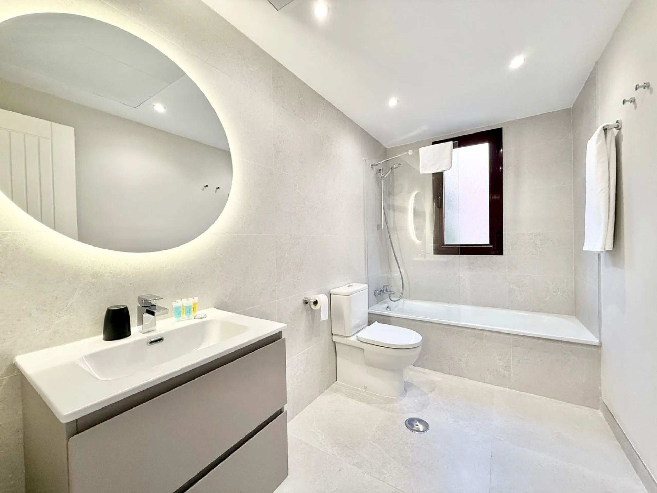 Modern 2-Bed, 2-Bath Apartment on the Edge of El Paraíso Golf