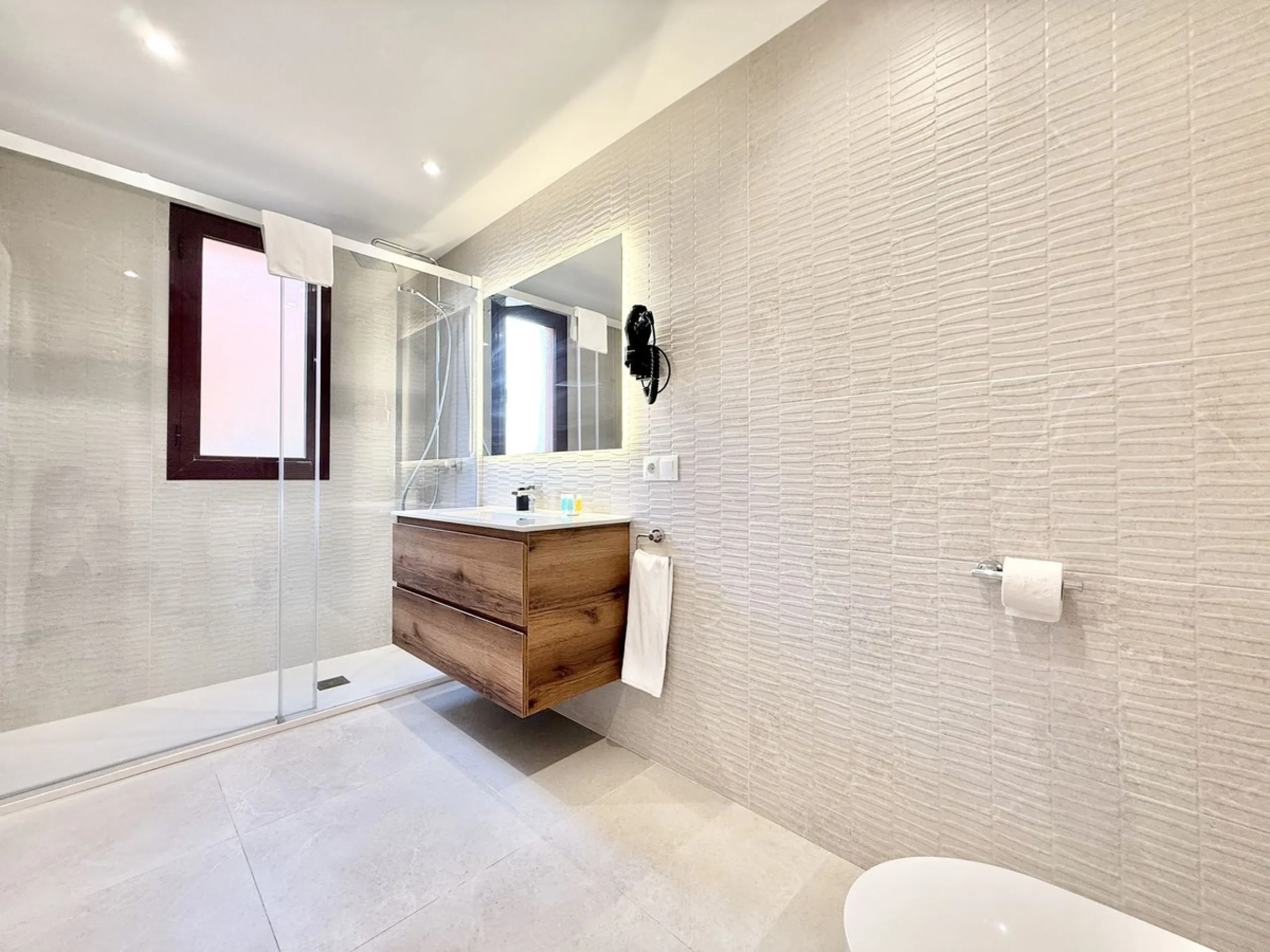 Modern 2-Bed, 2-Bath Apartment on the Edge of El Paraíso Golf